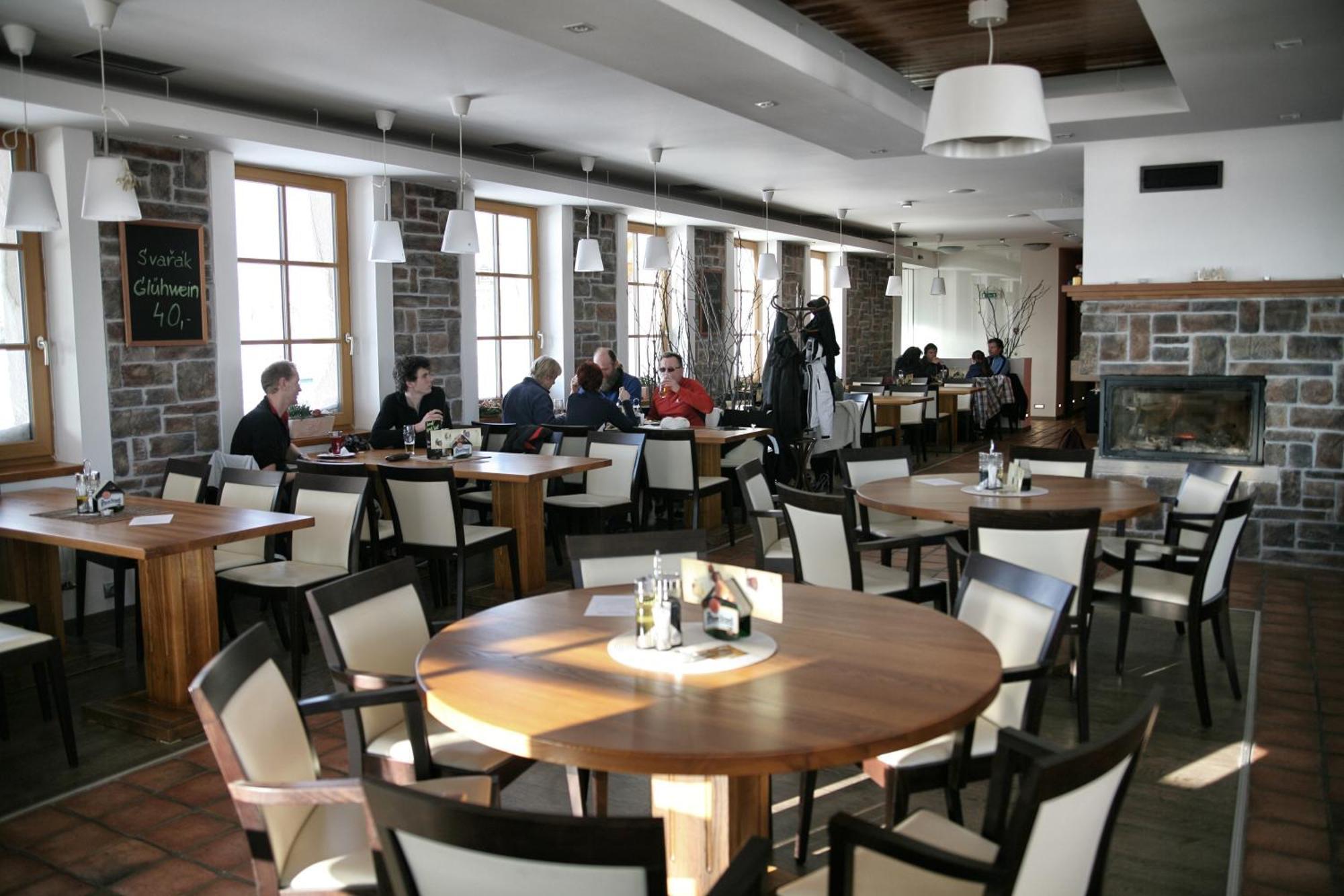 Hotel Krusnohorsky Dvur Cinovec Bagian luar foto