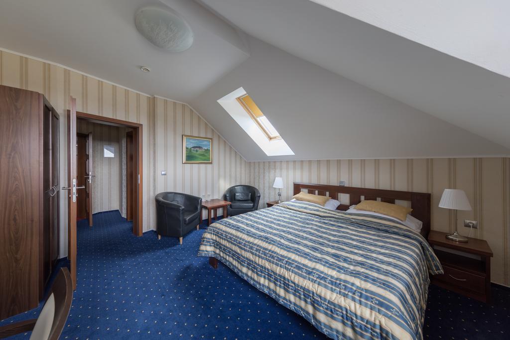 Hotel Krusnohorsky Dvur Cinovec Bagian luar foto